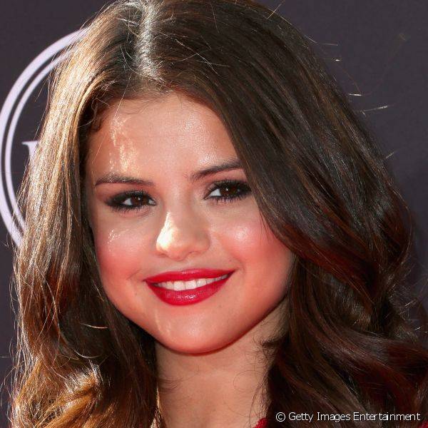 Selena Gomez combinou o batom vermelho com um vestido do mesmo tom para o 